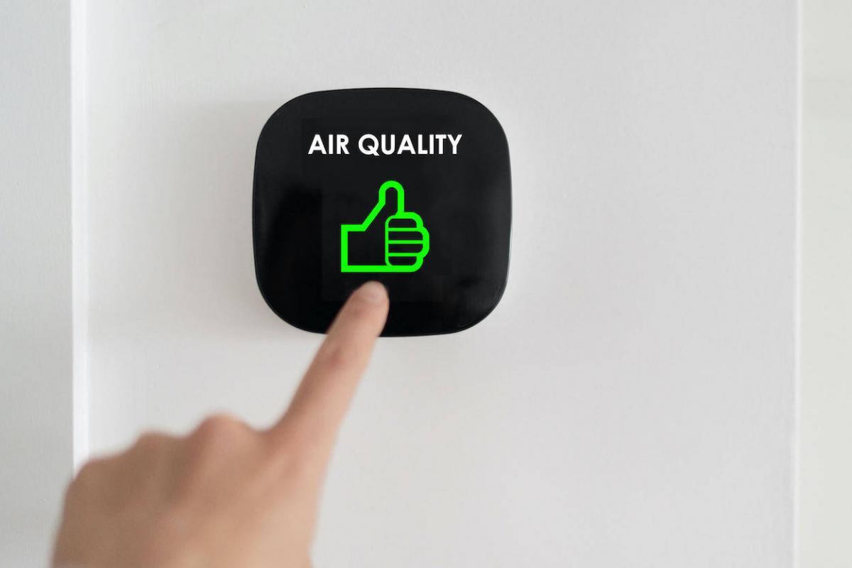Air quality monitor displaying good air quality